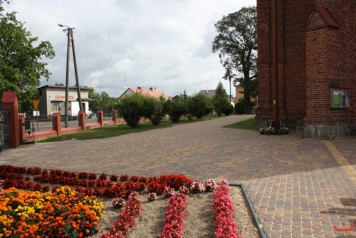 Chodniki wokół Kościoła w Godynicach Chodniki wokół Kościoła w Godynicach