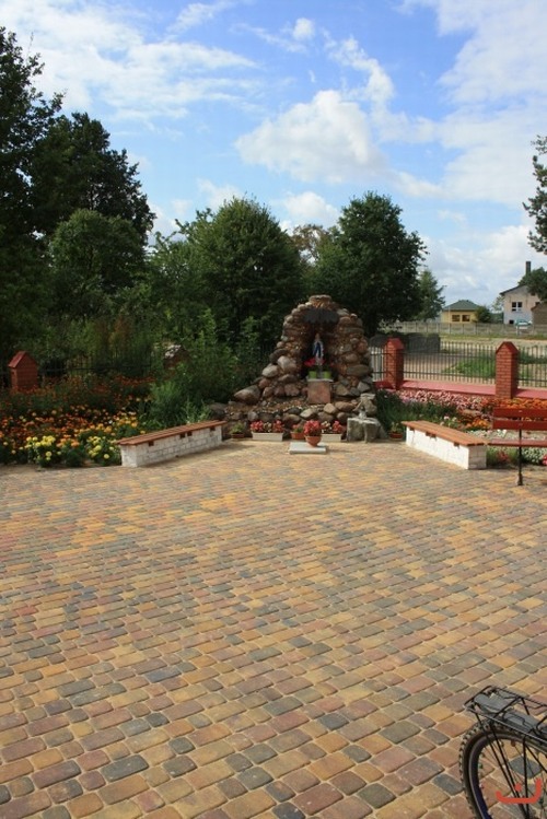 Chodniki wokół Kościoła w Godynicach Chodniki wokół Kościoła w Godynicach